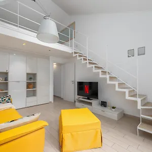 suite-tra-il-porto-e-il-centro-150m-dal-marewifi.hotelitalianriviera.com/